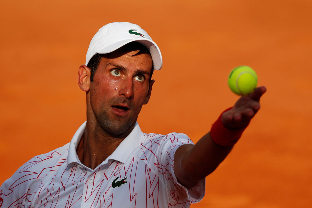 Novak Djokovic tem jogo complicado mas avança em Roma