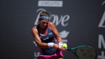 Garantida no quali de Roland Garros, Carol Meligeni estreia com vitória em Saint-Gaudens